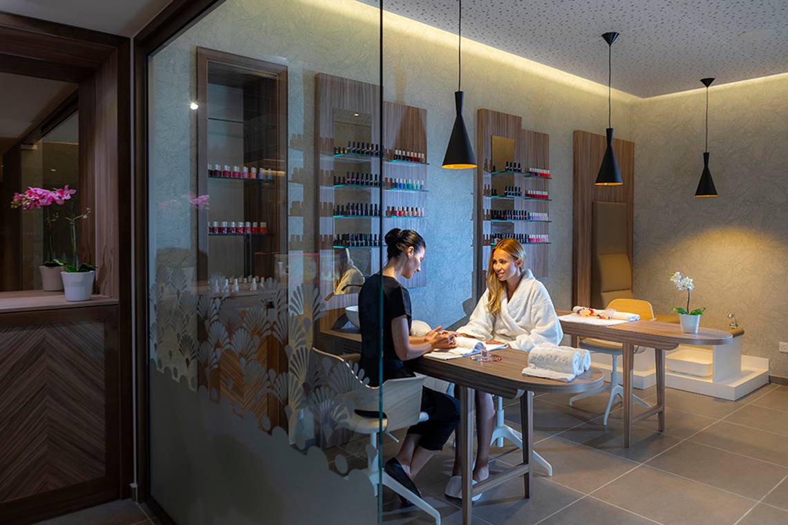 Zwei Frauen sitzen in einem Nagelstudio im Faros Hotel Ayia Napa.