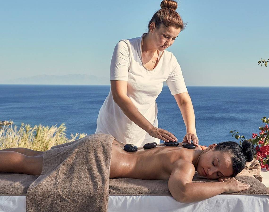 Massage am Strand im Katikies Villas Mykonos