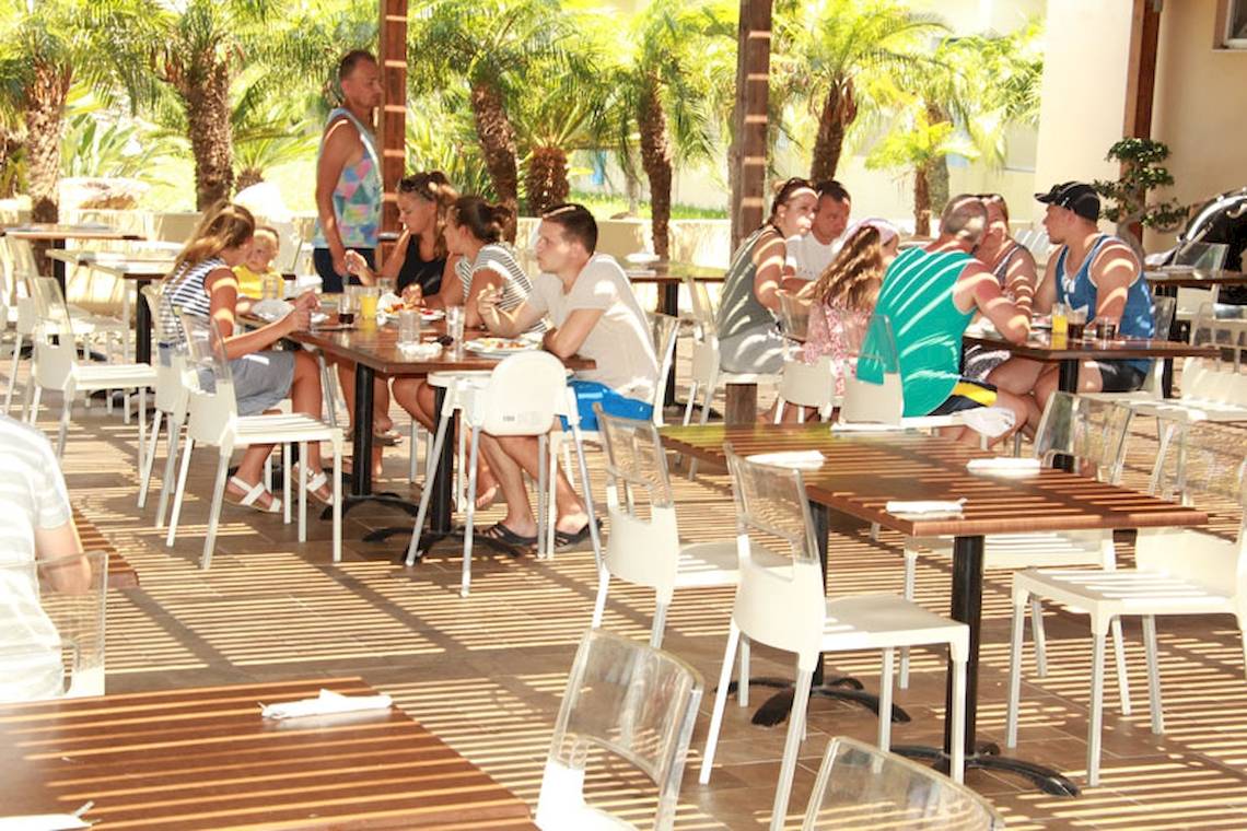 Gäste essen auf der Terrasse des Sandy Beach Hotels auf Kos.