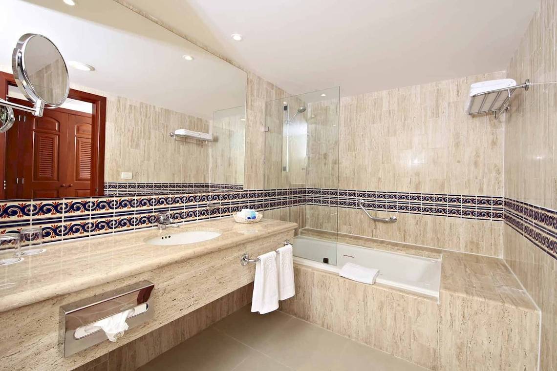Badezimmer im Bahia Principe Grand Coba Hotel mit einer Badewanne, einer Dusche und einem Waschbecken.