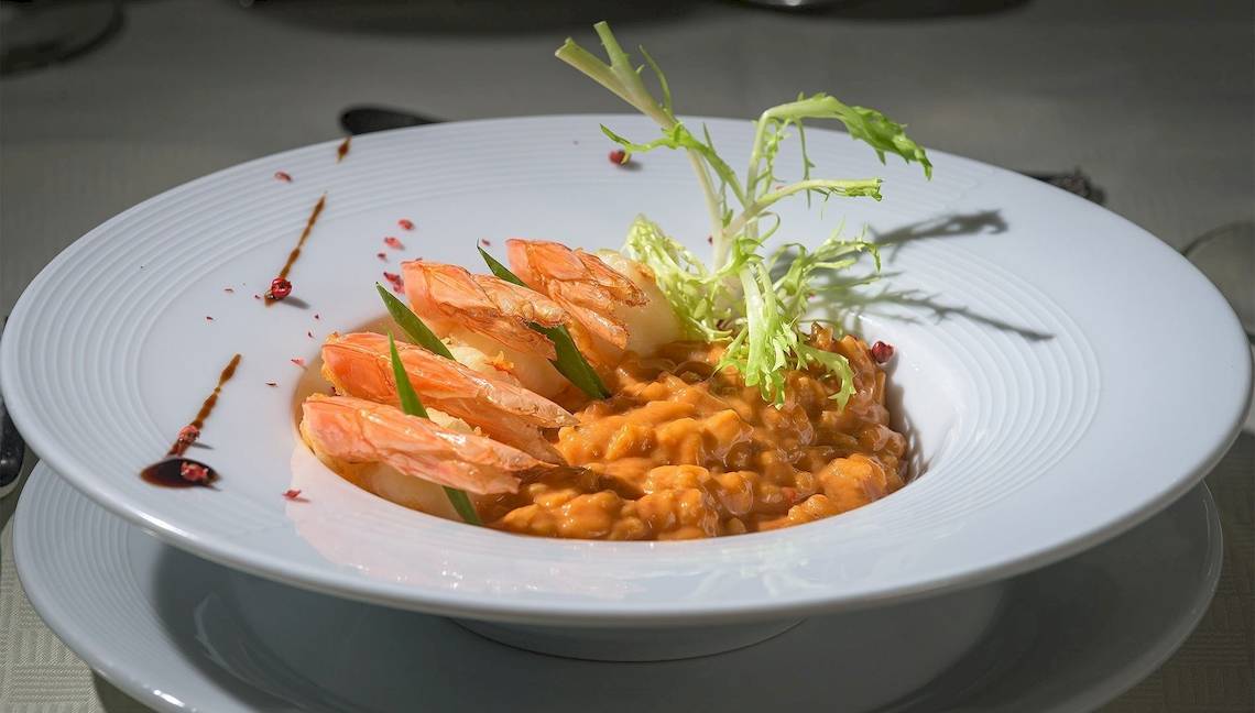Gericht im Atrium Platinum Luxury Resort Hotel & Spa mit Garnelen und Beilagen