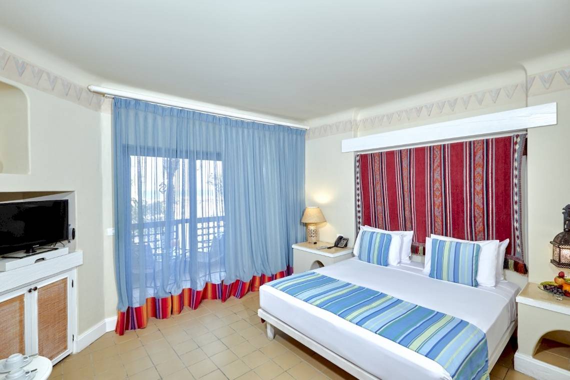 Hotelzimmer im PickAlbatros Sands Port Ghalib mit Bett, Fernseher und Tischlampen.