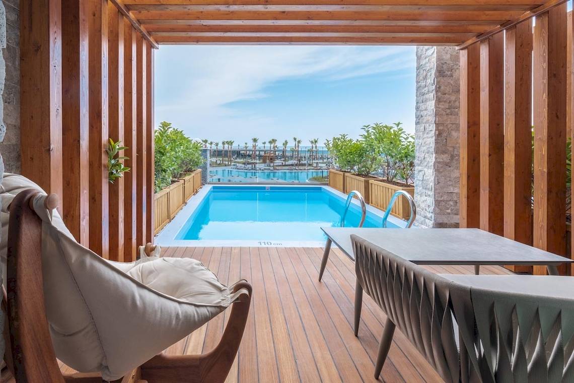 Terrasse des Lago Hotels mit Blick auf den Pool und den Ausblick auf den Ozean