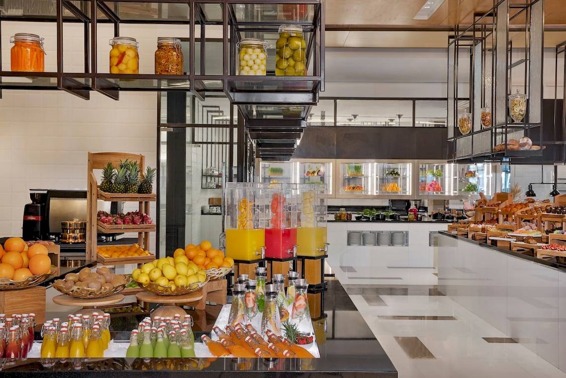 Frühstücksbuffet im Marriott Resort Palm Jumeirah, Dubai, mit verschiedenen Früchten und Getränken.