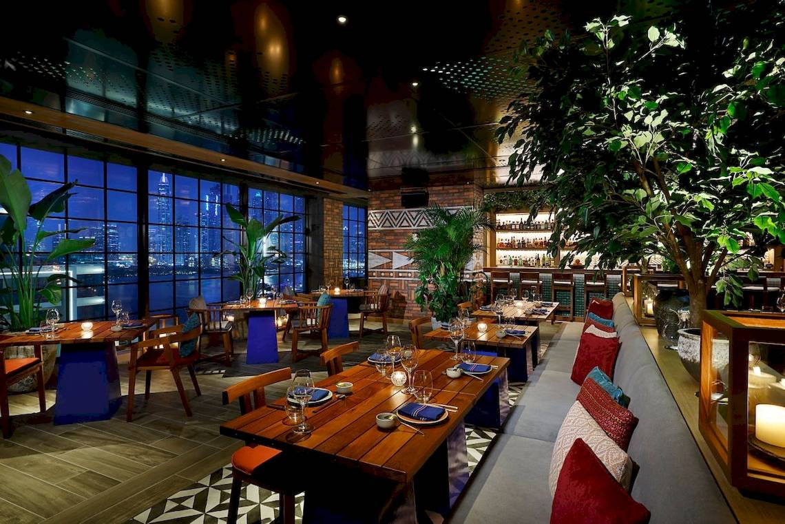 Innenansicht des Restaurants im Marriott Resort Palm Jumeirah, Dubai, mit Blick auf die Stadt.