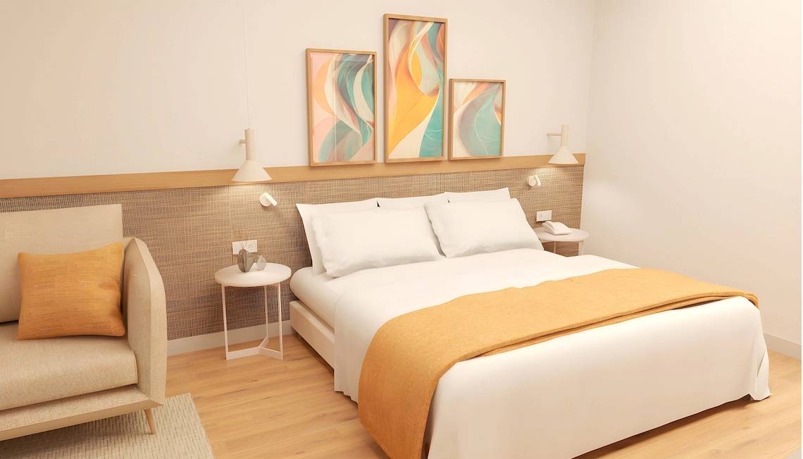 Ein modernes Hotelzimmer mit einem Bett, einem Stuhl und drei Gemälden an der Wand.