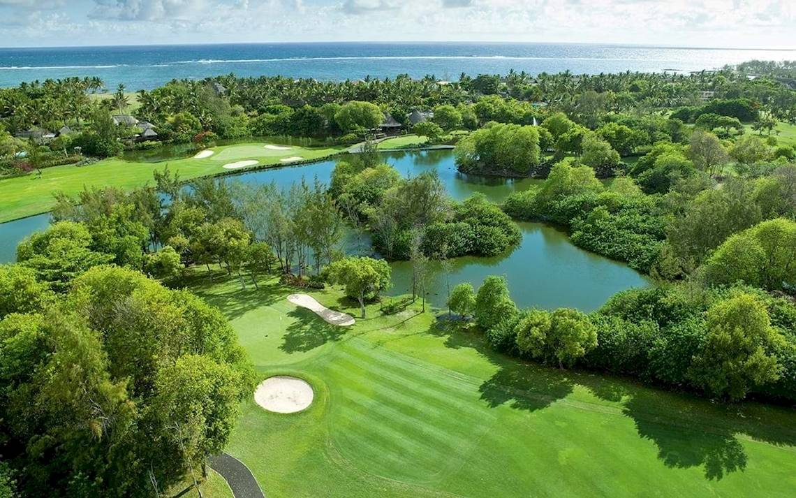 Luftaufnahme des Golfplatzes im Constance Ephelia Hotel auf Mahe, Seychellen