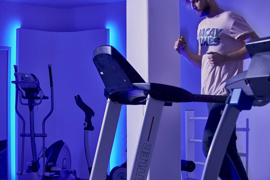 Ein Mann läuft auf einem Laufband im Fitnessbereich des Archipelagos Hotels.