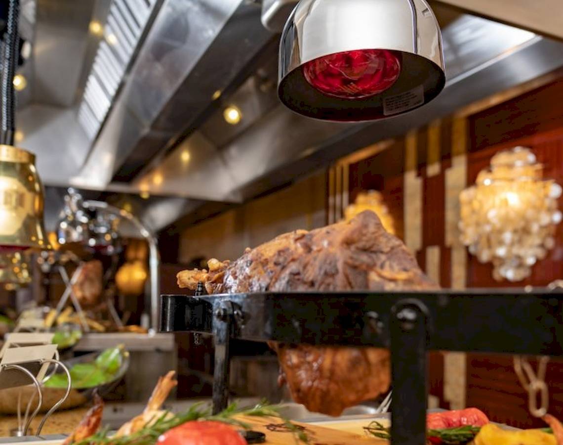 Restaurant Essen im Savoy Seychelles Resort & Spa mit geschnittenem Fleisch und Gemüse.