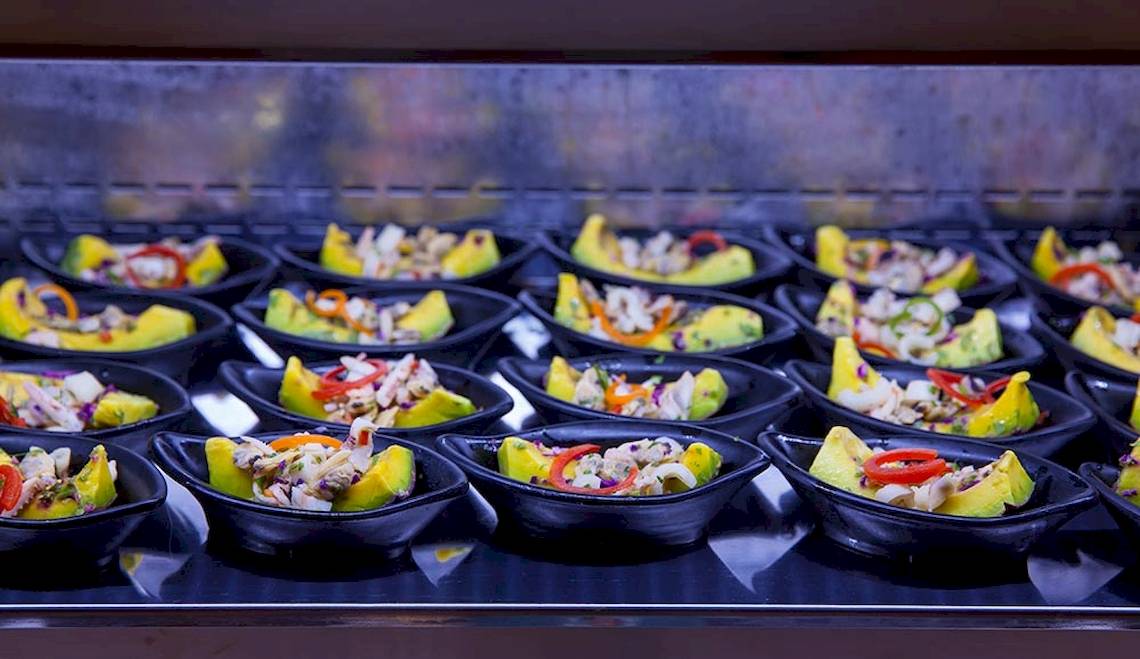 Mehrere Gerichte in schwarzen Schüsseln auf einem Buffet im Le Duc de Praslin Hotel & Villas.