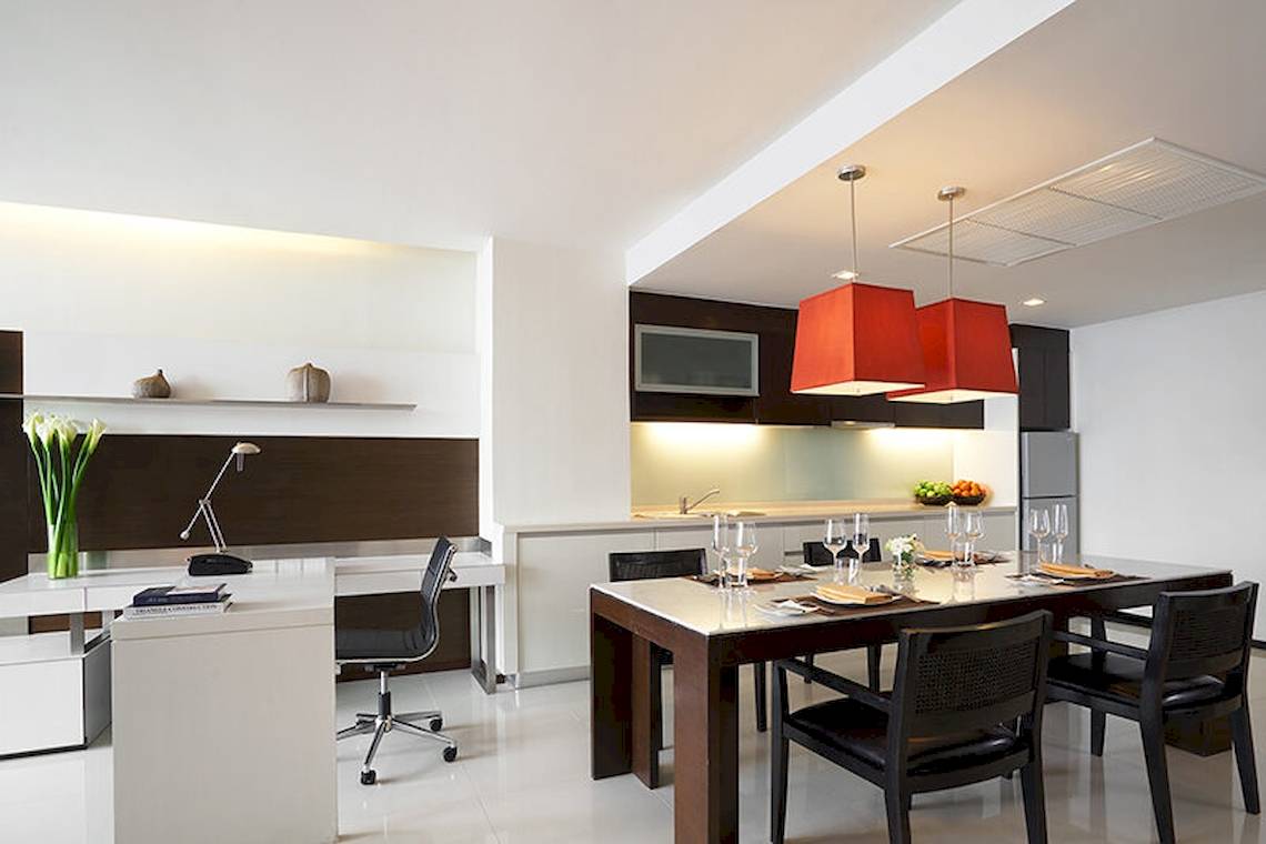 Esstisch im JC Kevin Sathorn Bangkok mit roter Deckenlampe und modernem Interieur