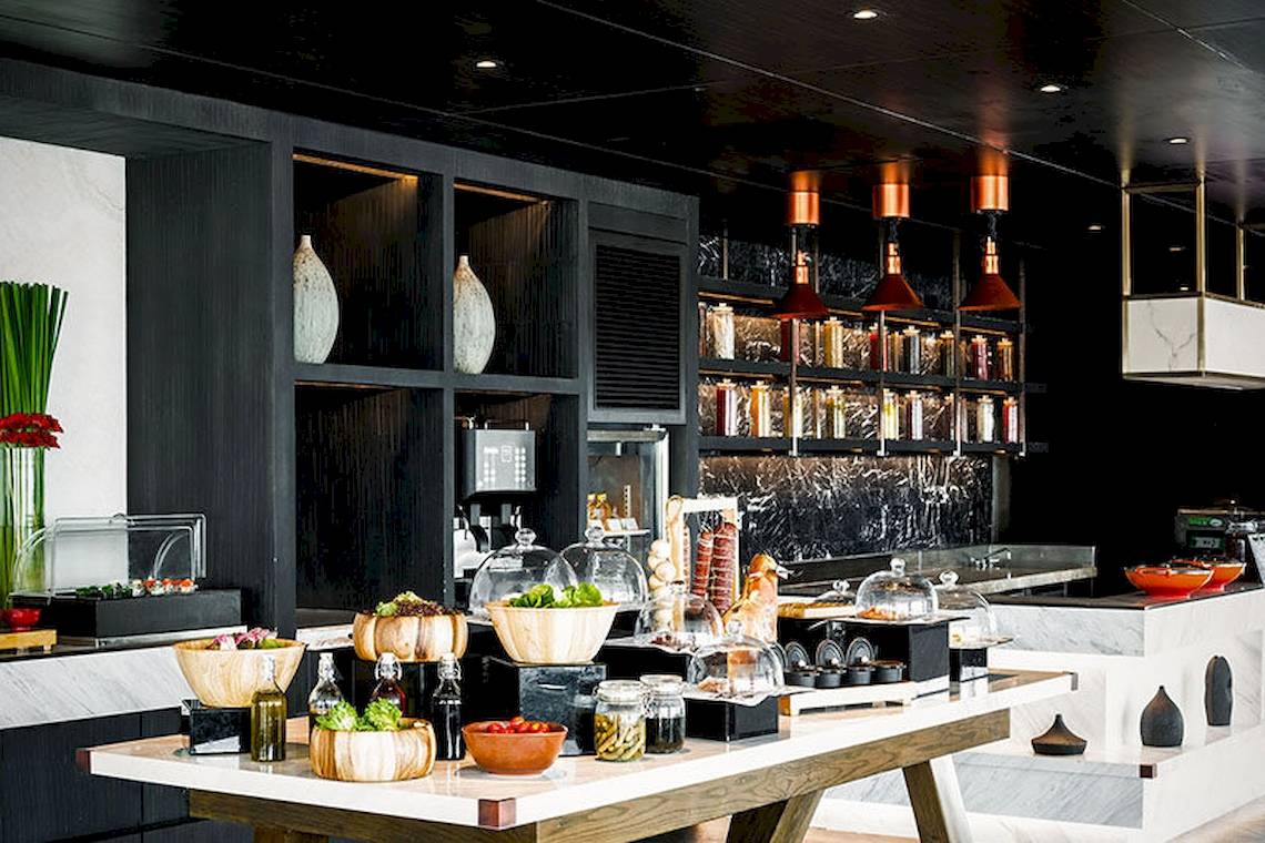 Buffet-Tisch im JC Kevin Sathorn Bangkok Hotel mit verschiedenen Speisen und Dekoration.