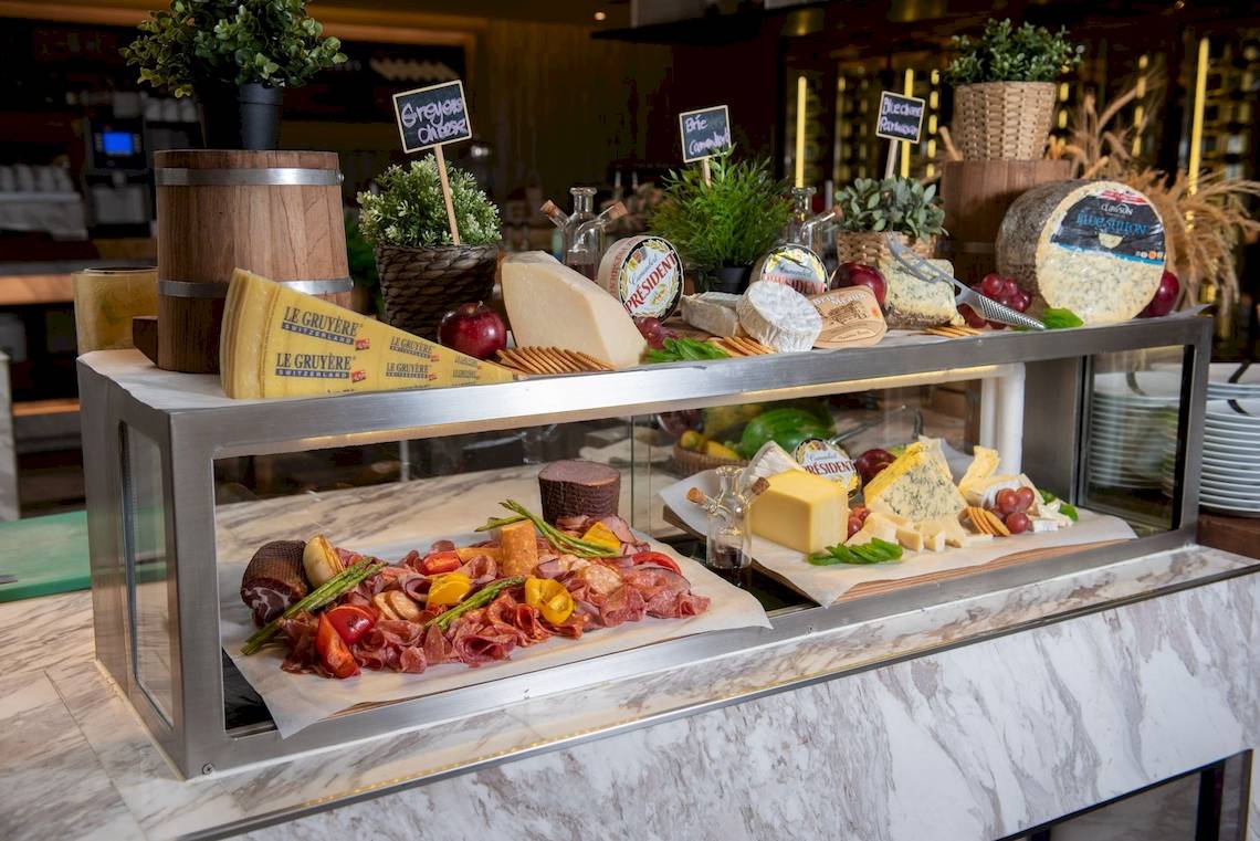 Buffet-Tisch mit Käse und Fleischwaren im Novotel Bangkok Sukhumvit 20