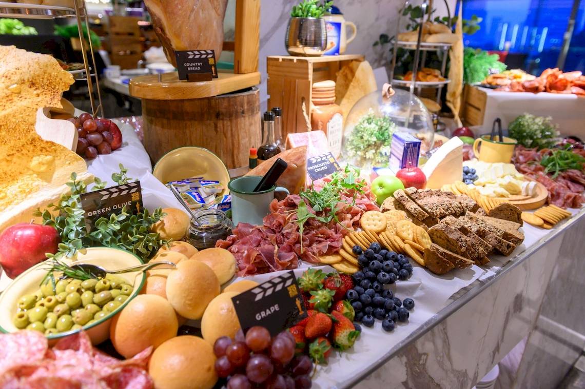 Buffet-Tisch im Novotel Bangkok Sukhumvit 20 mit verschiedenen Lebensmitteln.