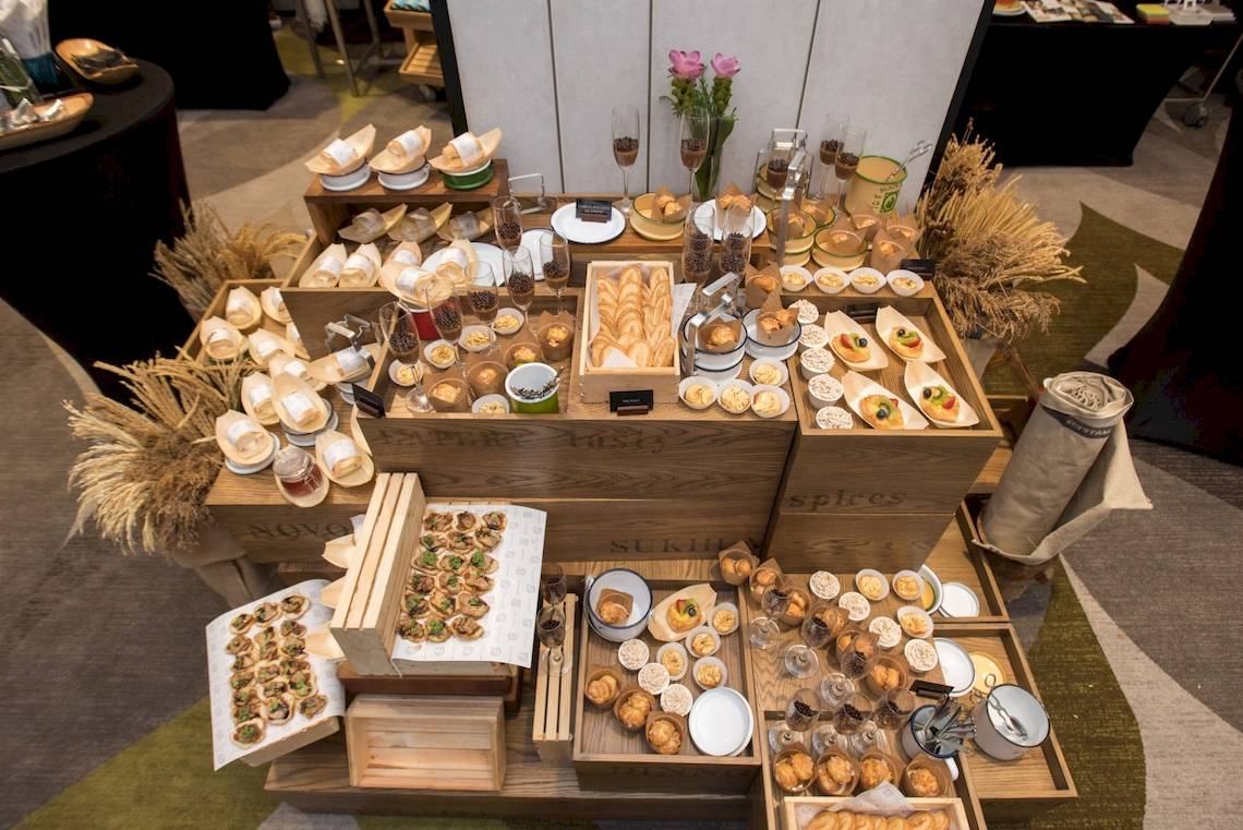 Buffet mit verschiedenen Gerichten im Novotel Bangkok Sukhumvit 20.