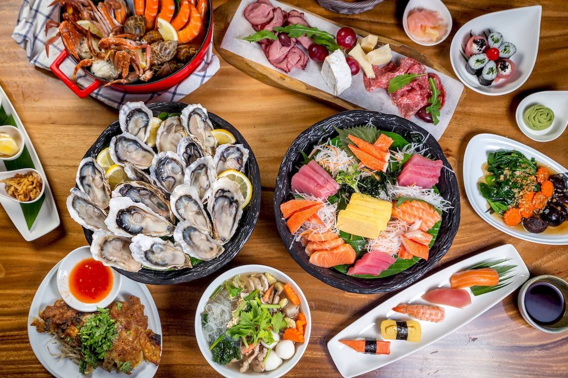 Frühstücksbuffet im Novotel Bangkok Sukhumvit 20 mit verschiedenen Meeresfrüchten, Sushi und Beilagen.