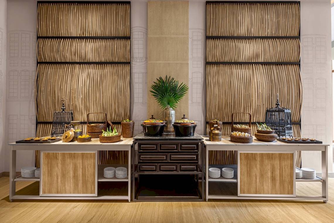 Buffettisch im Four Points by Sheraton Phuket Patong Beach Resort mit verschiedenen Speisen und Dekor.