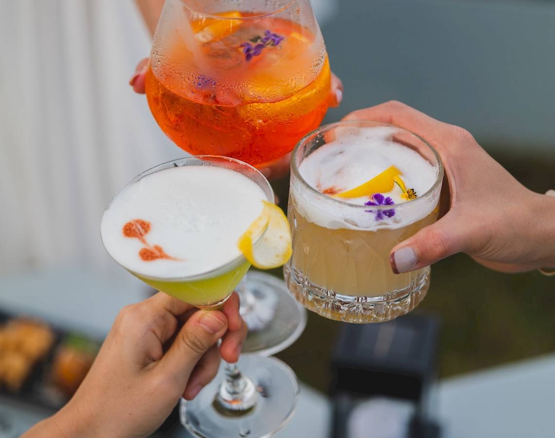 Cocktails im Amatara Welleisure Resort, von Gästen gehalten.