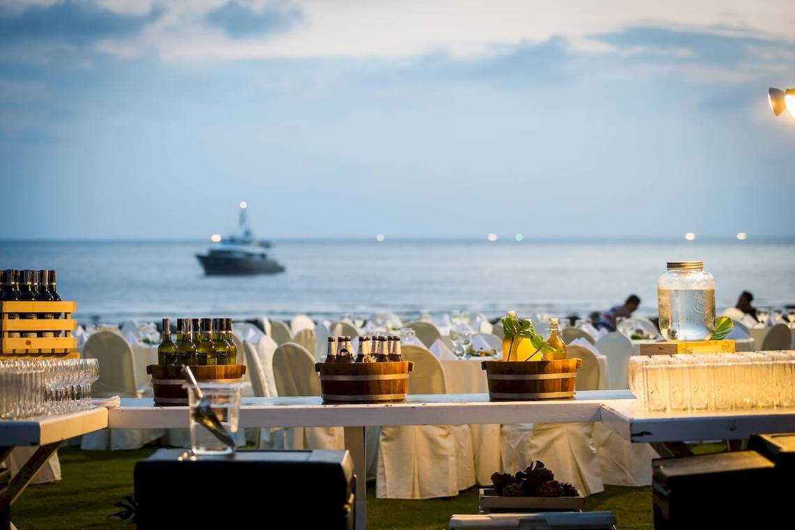 Bankettveranstaltung am Strand im Phuket Marriott Resort & Spa mit Blick auf das Meer und eine Schiff