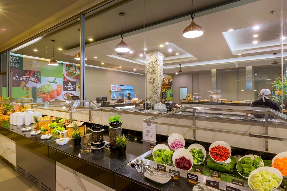 Buffetbereich im X10 Khaolak Resort mit verschiedenen Salaten und Dressings.