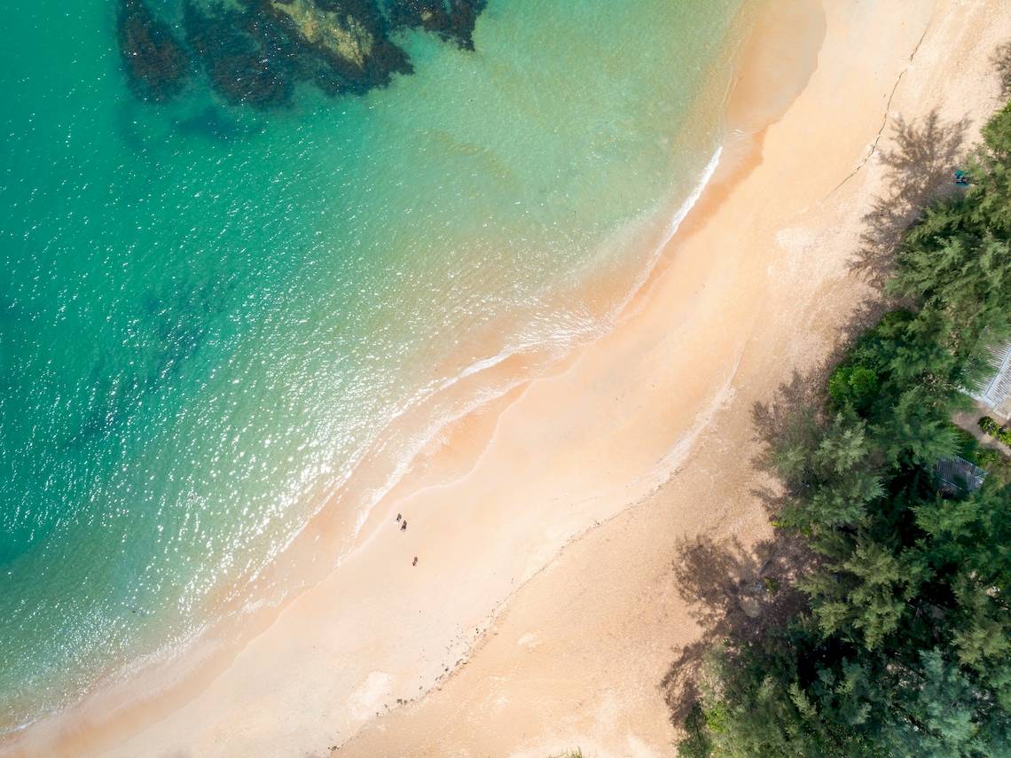 X10 Khaolak Resort Strand aus der Luft