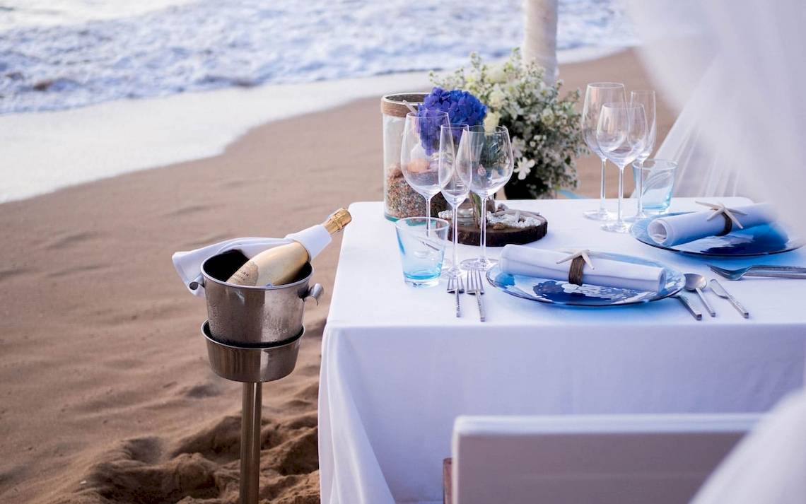 Strandtischdekoration im La Flora Khao Lak mit Flasche und Gläsern