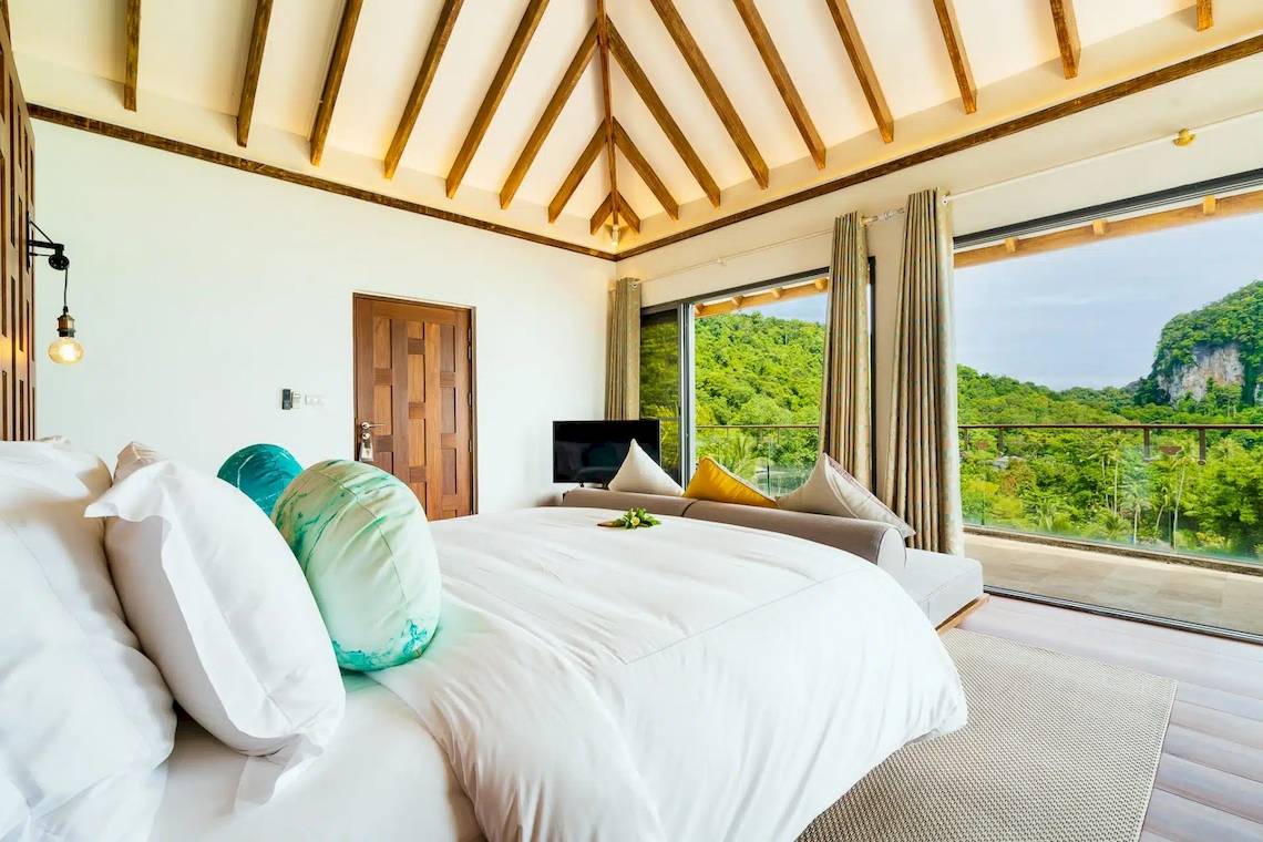 Schlafzimmer in TreeHouse Villas Koh Yao mit Blick auf die Berge.