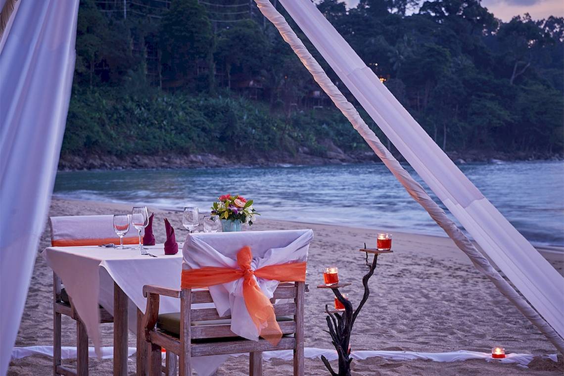 Strandtisch mit Blumen und Kerzen bei Khaolak Paradise Resort