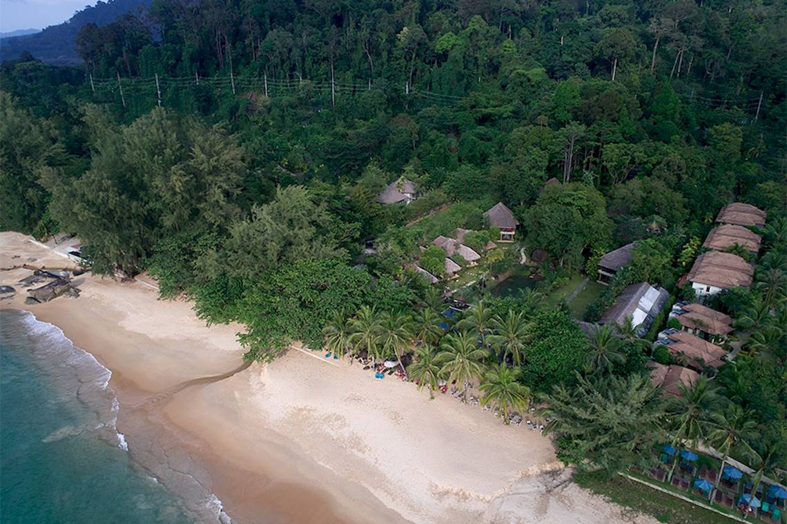 Luftaufnahme des Khaolak Paradise Resorts mit Bungalows am Strand und umliegender Natur