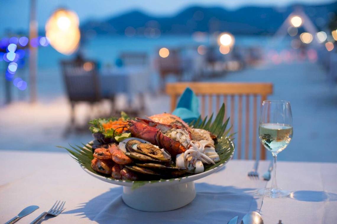 Essen am Tisch auf dem Strand im Buri Rasa Village Samui