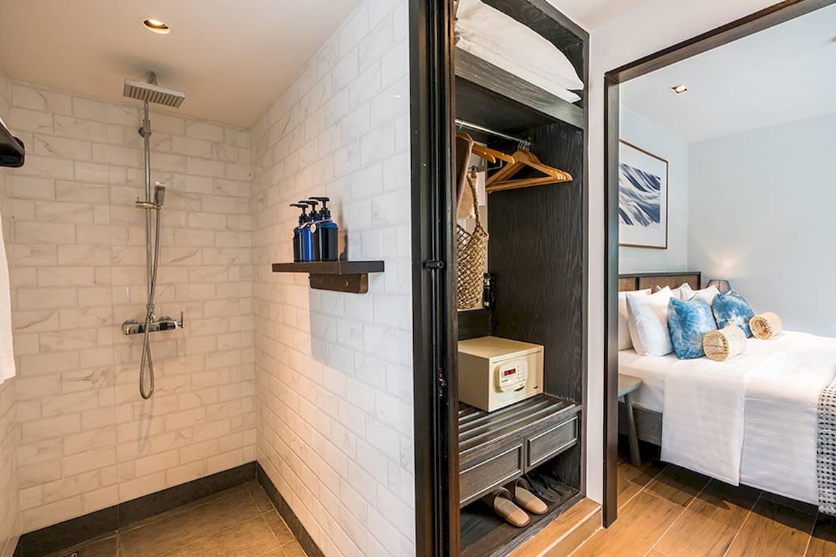 Innenansicht des Peace Resort Hotels mit einer Dusche und Schlafbereich.