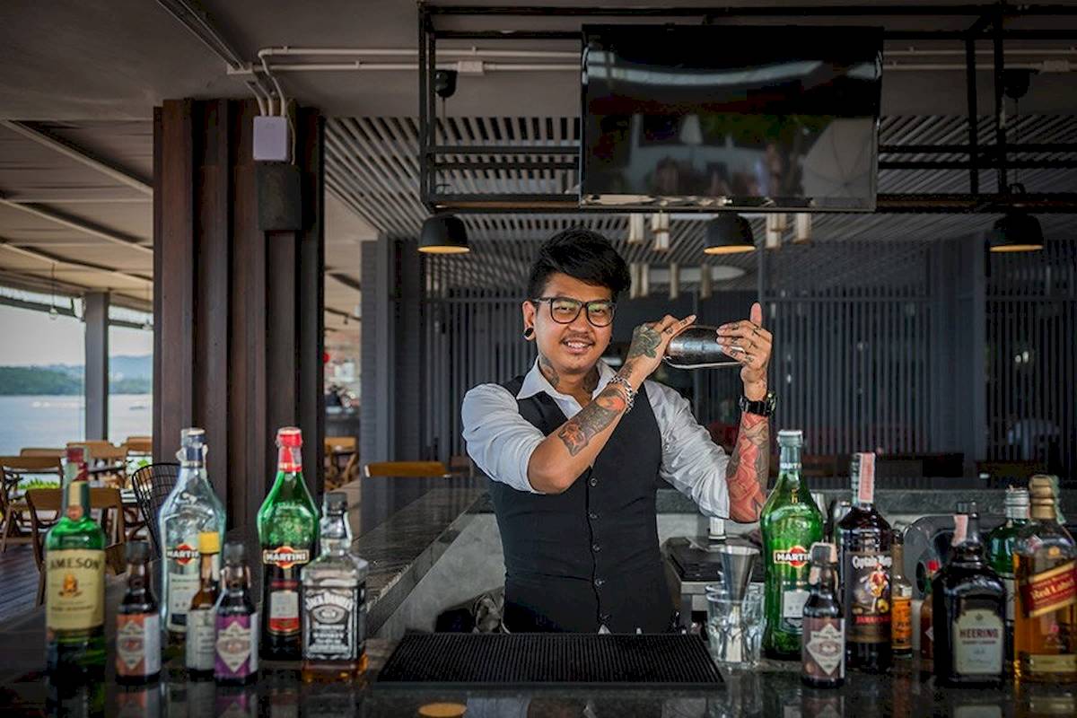 Ein Barkeeper des Peace Resorts schenkt einen Cocktail ein.