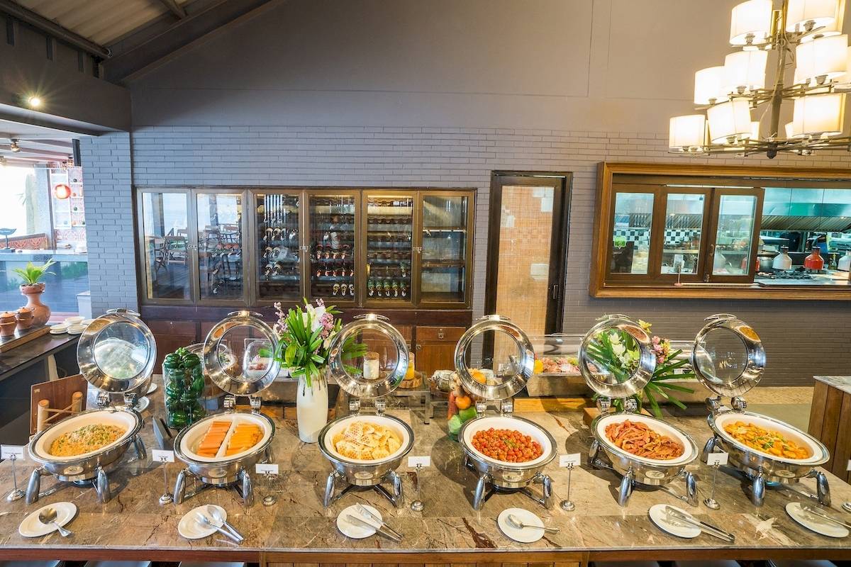 Fried Food Buffet Tisch im Peace Resort Hotel mit verschiedenen Gerichten und Dekoration.