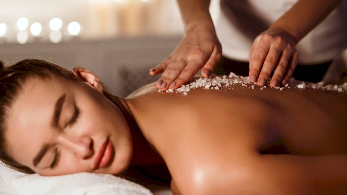Frau erhält Massage mit Salzkristallen im Anana Ecological Resort Krabi