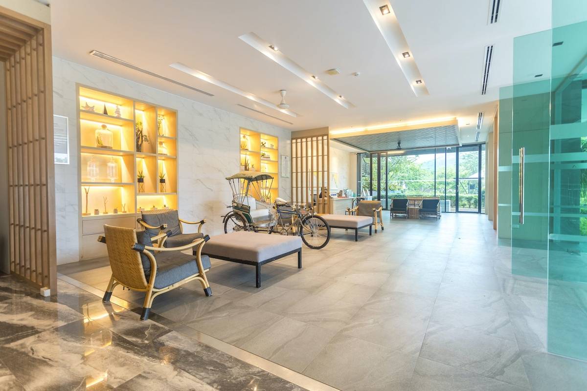 Lobby des Anana Ecological Resort Krabi mit Sitzmöbeln und Fahrrädern.
