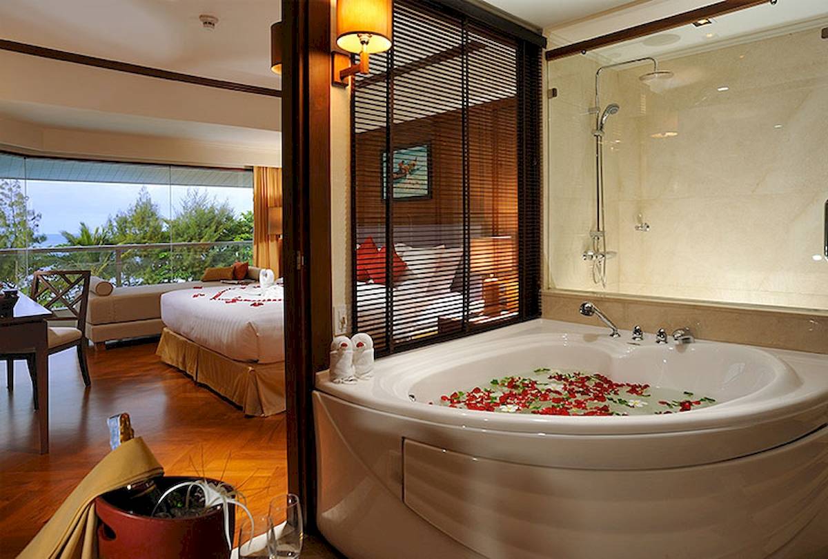 Suite Badezimmer im Aonang Villa Resort mit Blick auf das Bett
