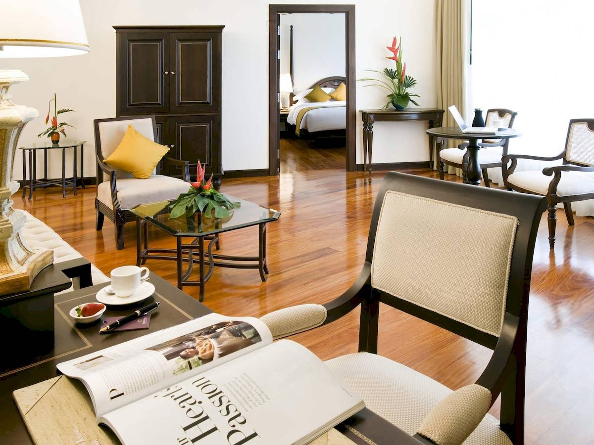 Innenansicht eines Zimmers im Sofitel Krabi Phokeethra Hotel mit Möbeln und Dekoration.
