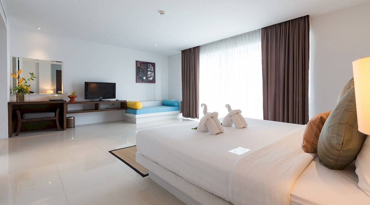 Doppelzimmer im Friedrich Hotel mit großem Bett, Fernseher, und Dekor.