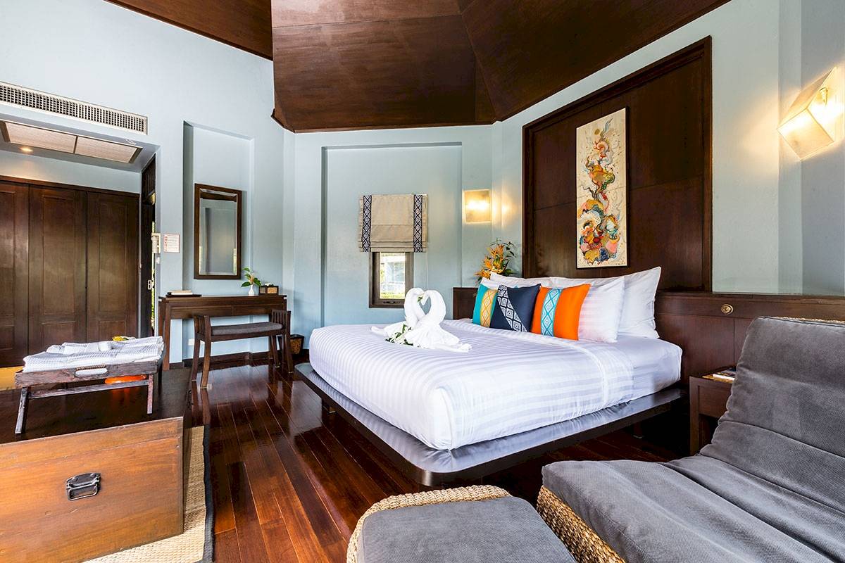 Hotelzimmer im Peace Laguna Resort & Spa Friedrichshafen mit Doppelbett, zwei Schwänen und Dekor.