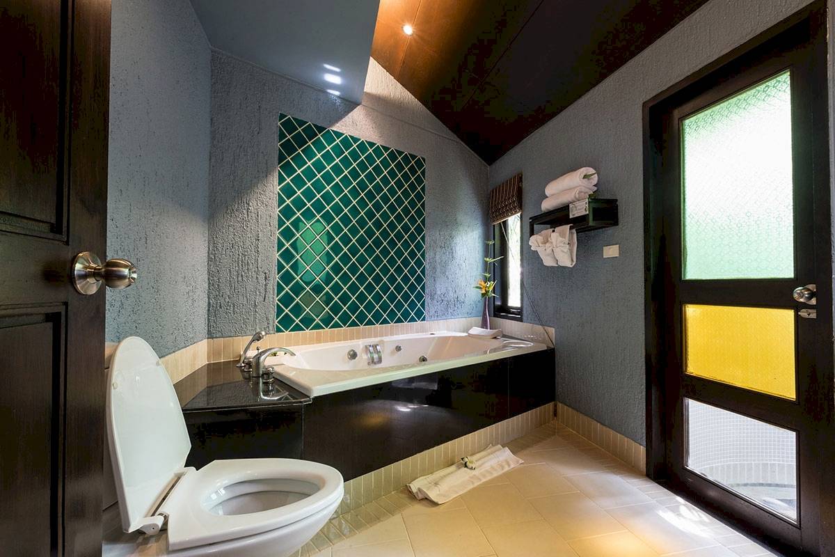 Ein Badezimmer mit Badewanne und Toilette im Peace Laguna Resort & Spa