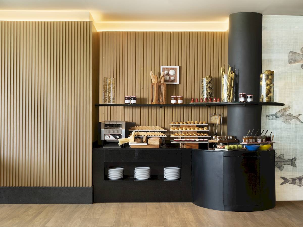 Buffetbereich im ShellSea Krabi Hotel mit verschiedenen Gerichten und Utensilien.