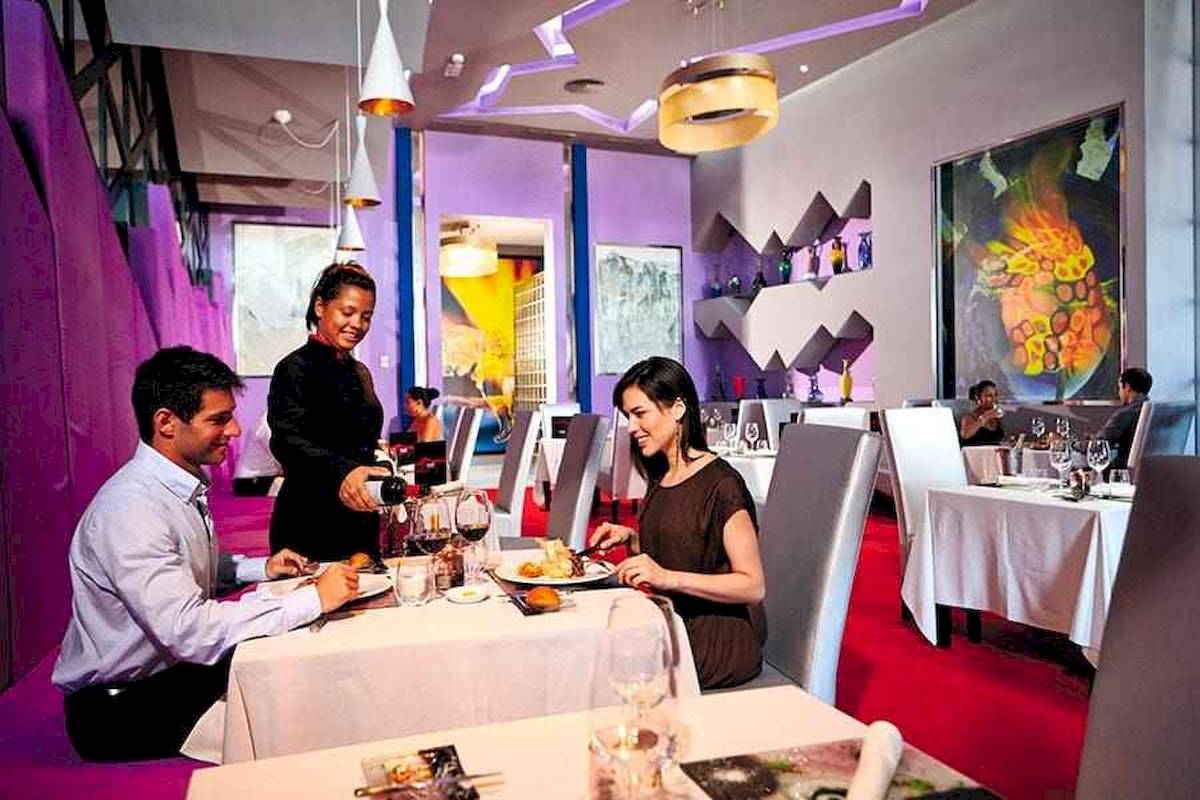 Im Restaurant des Riu Palace Costa Rica essen ein Paar an einem Tisch.