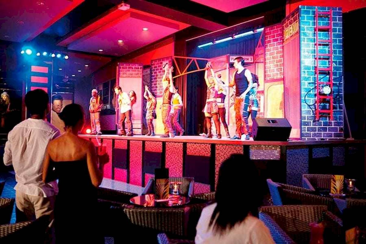 Live Theateraufführung im Riu Palace Costa Rica mit Darstellern auf der Bühne und Zuschauern, die zusehen.