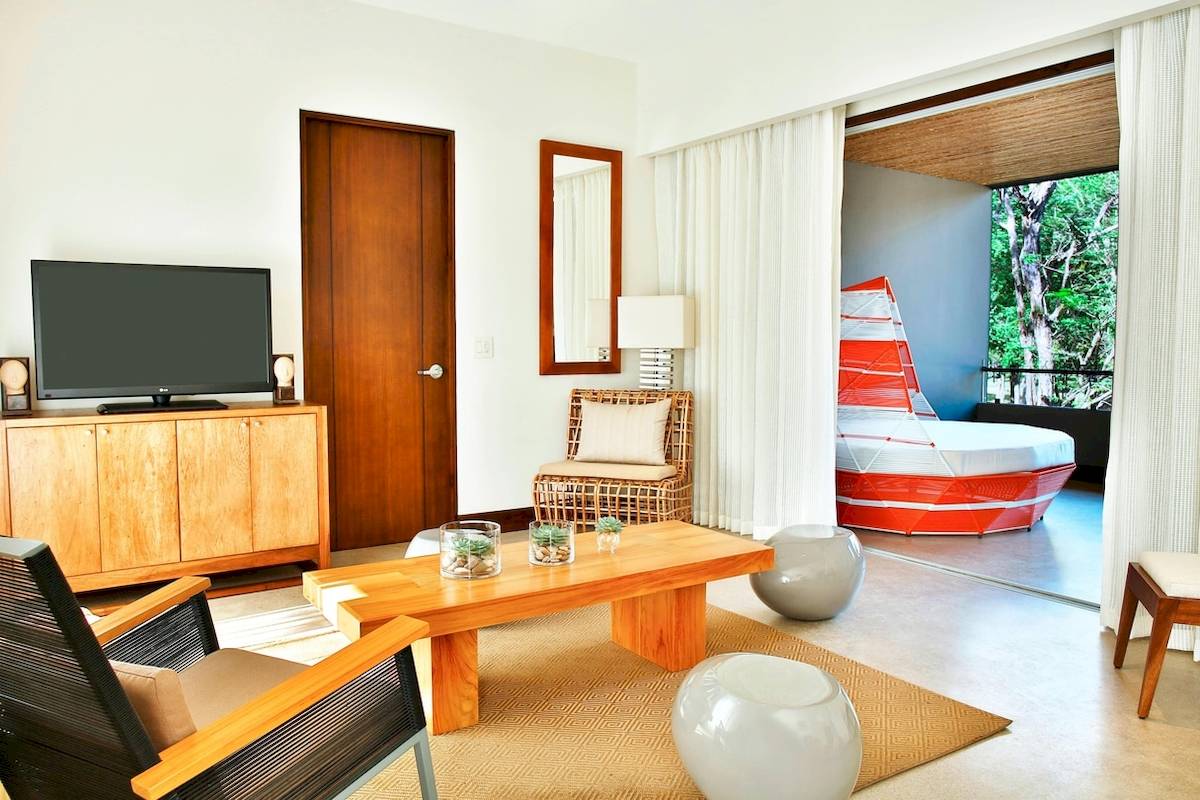 Wohnzimmer im El Mangroove Hotel mit Fernseher, Sofa und Tisch