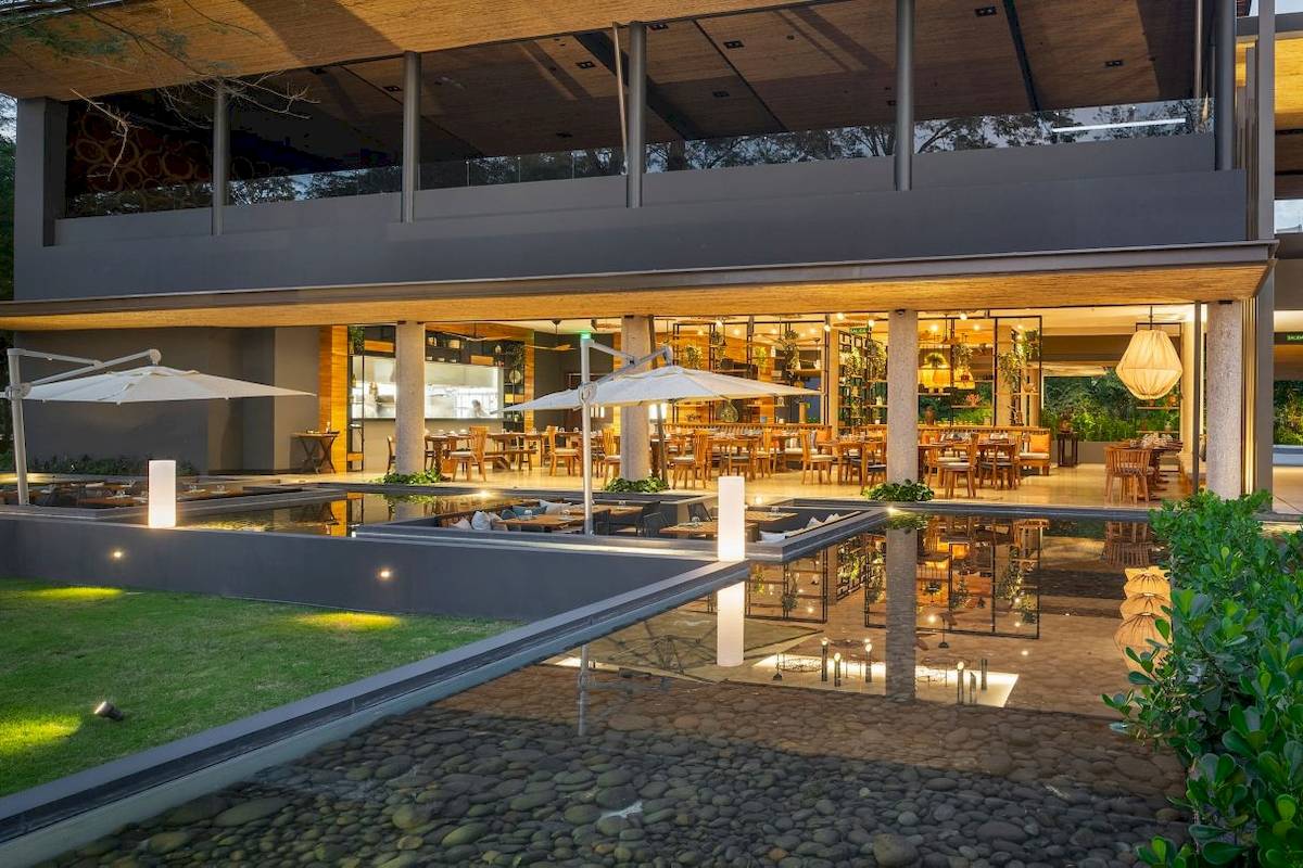 Außenbereich des El Mangroove, Autograph Collection Hotels mit Terrasse und Wasserfläche.