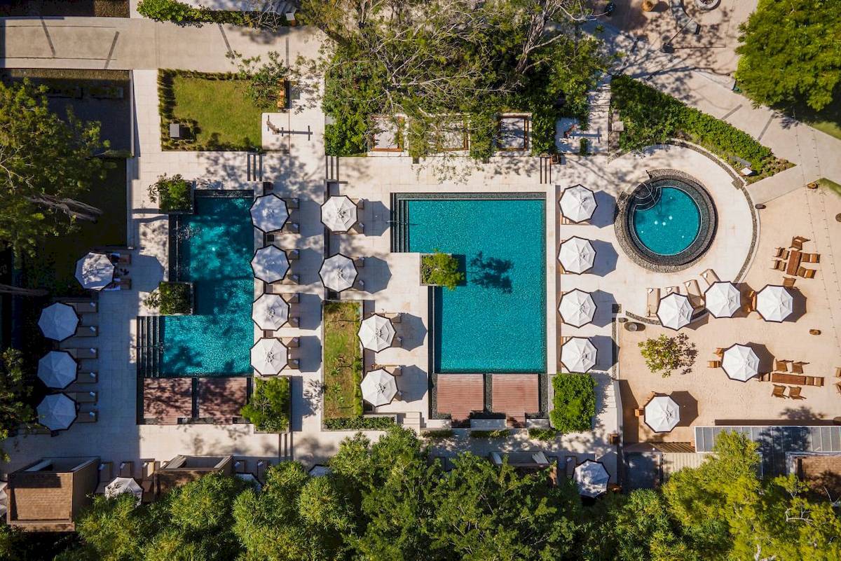 Luftaufnahme des El Mangroove, Autograph Collection Hotels mit zwei Pools und Sonnenschirmen.