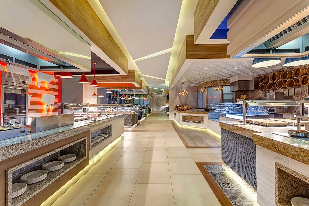 Buffetbereich im Planet Hollywood Beach Resort mit moderner Einrichtung und servierstationen.