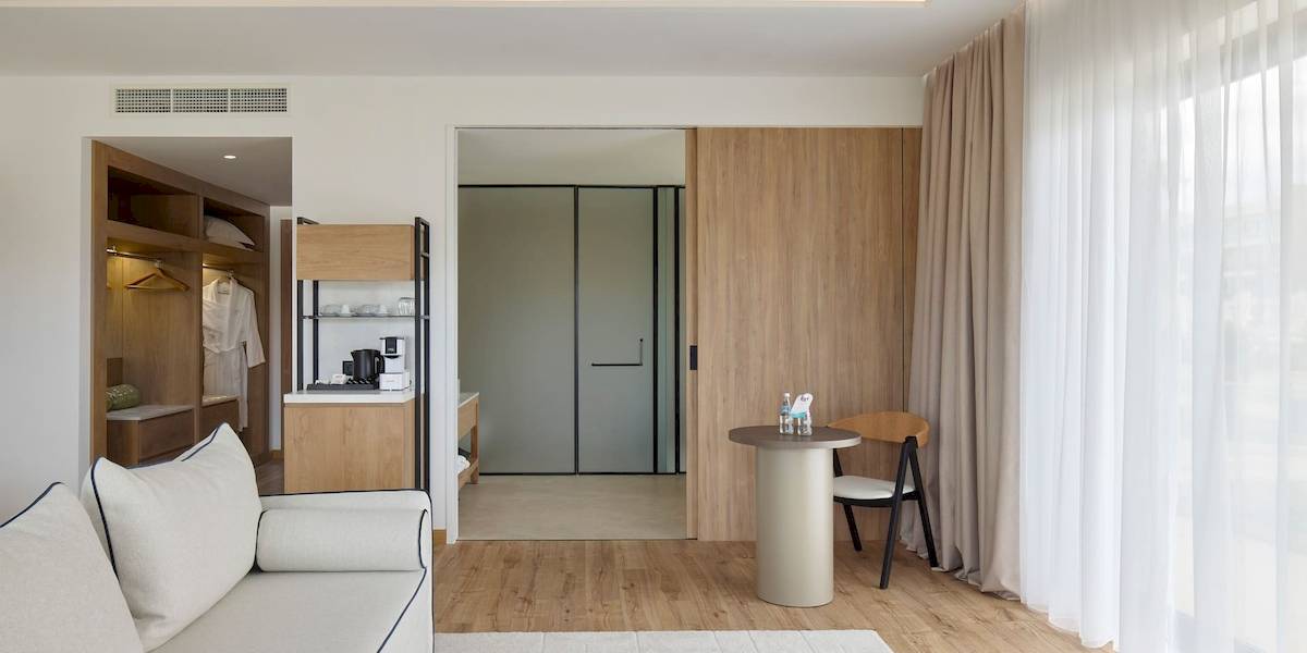 Hotelzimmer im Melia Durres Albania mit modernem Design, einem großen Bett, und einer offenen Küche.