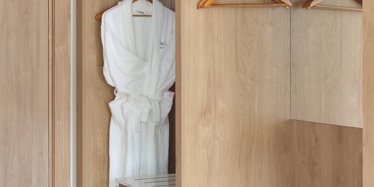 Weißer Bademantel im Schrank des Melia Durres Albania Hotels