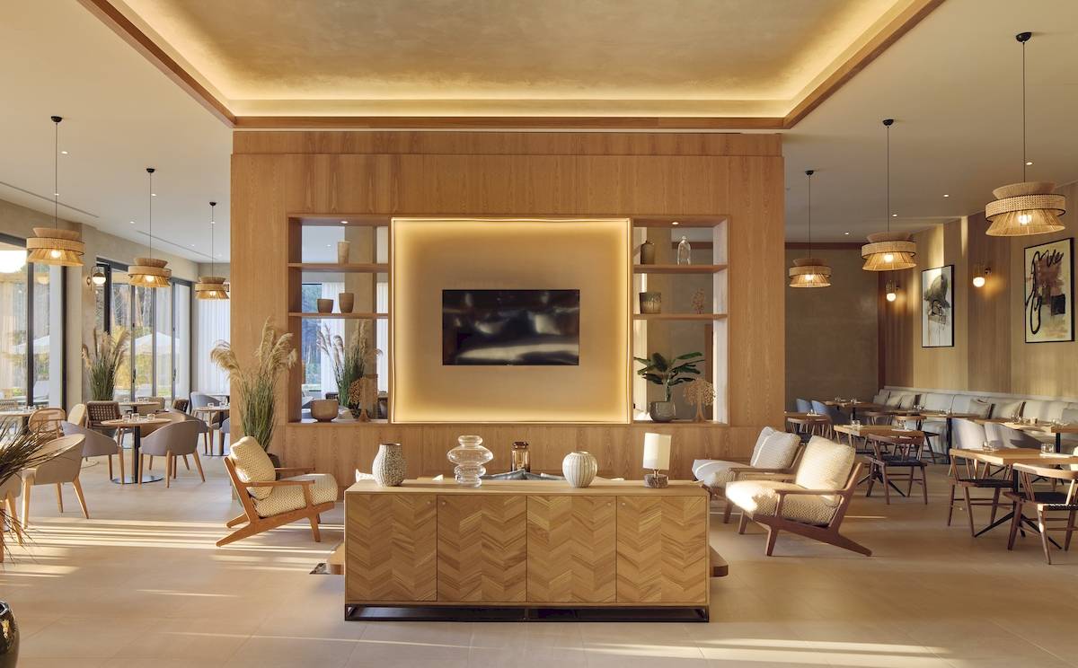 Inneneinrichtung des Melia Durres Albania Hotels mit modernem Design, Holzelementen und Möbeln.